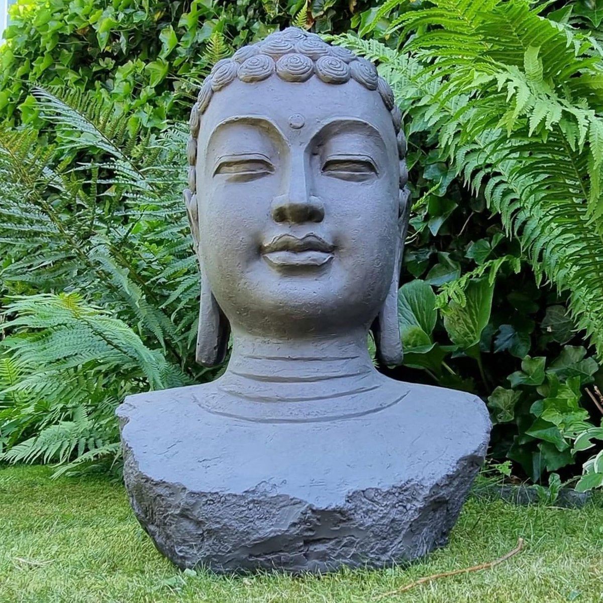 Buddha hoofd tuinbeeld 60cm - grote donkergrijze sculptuur - decoratief voor binnen en buiten - ShopVlot