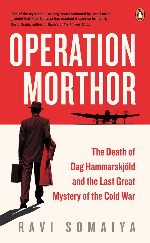 Boekomslag 'Operation Morthor'. Man met hoed en koffer, lopend naar een vliegtuig. Rode tekst: 'The Death of Dag Hammarskjöld and the Last Great Mystery of the Cold War'.