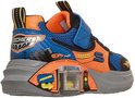 Blauwe en oranje sneaker met 'Skechers Garage' print, klittenbandsluiting en een speelgoedgarage in de zool.