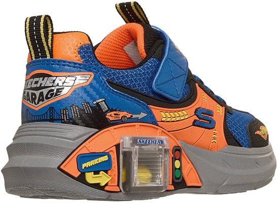 Blauwe en oranje sneaker met 'Skechers Garage' print, klittenbandsluiting en een speelgoedgarage in de zool.