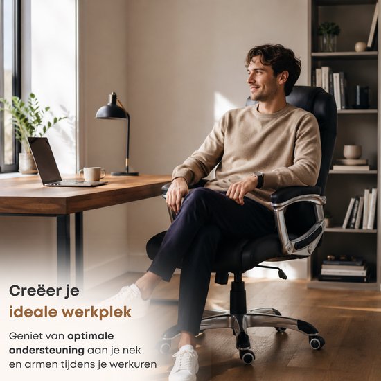 Man met beige trui zittend in een zwarte bureaustoel, genietend van optimale ondersteuning aan nek en armen.