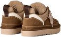 Achterkant van bruine UGG-sneakers met beige voering en witte accenten.