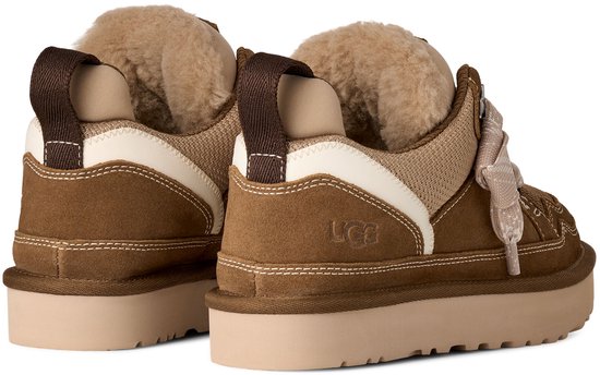 Achterkant van bruine UGG-sneakers met beige voering en witte accenten.