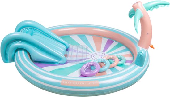 Opblaasbaar speelzwembad met glijbaan, palmboom, en vier ringen. Streepjes in blauw, roze en paars.