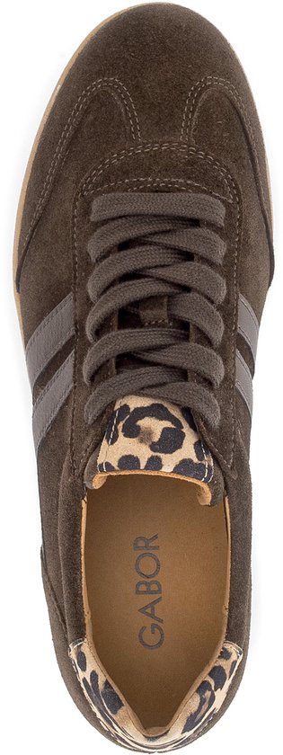 Bruine suède sneaker met leopardprint rond de Gabor merknaam op de binnenzool en hiel.