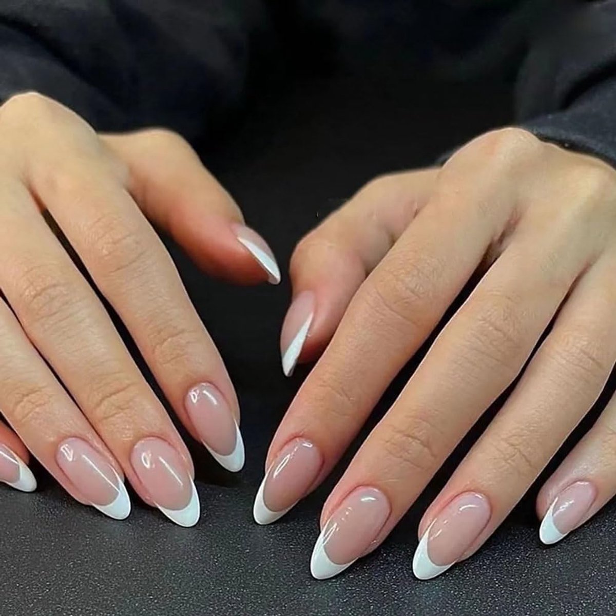 Franse Valse Nagels, 24 Stukken Natuurlijke Zelfklevende Nagels Met Witte Rand Design, Volledig Bedek Naakte Natuurlijke Valse Nagels, voor Vrouwen en Meisjes voor Nagelkunst (Roze)