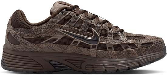 Basket Nike P-6000 SE marron avec imprimé serpent, lacets et un Swoosh Nike noir.