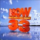 Now That's What I Call Music! 33 in oranje letters op een blauwe achtergrond met wolken en water.