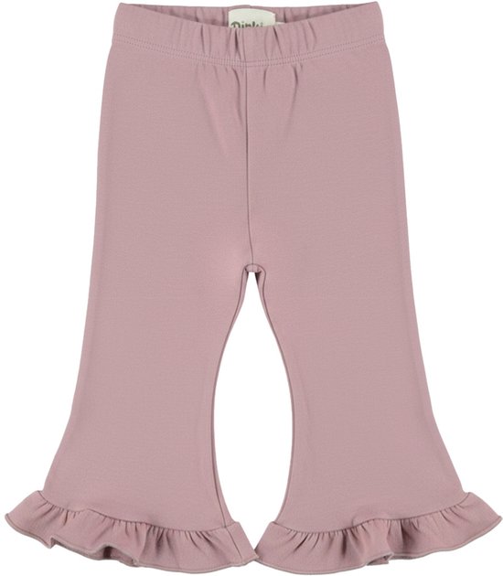 Lila flared broek van Dirkje met ruches aan de onderkant.