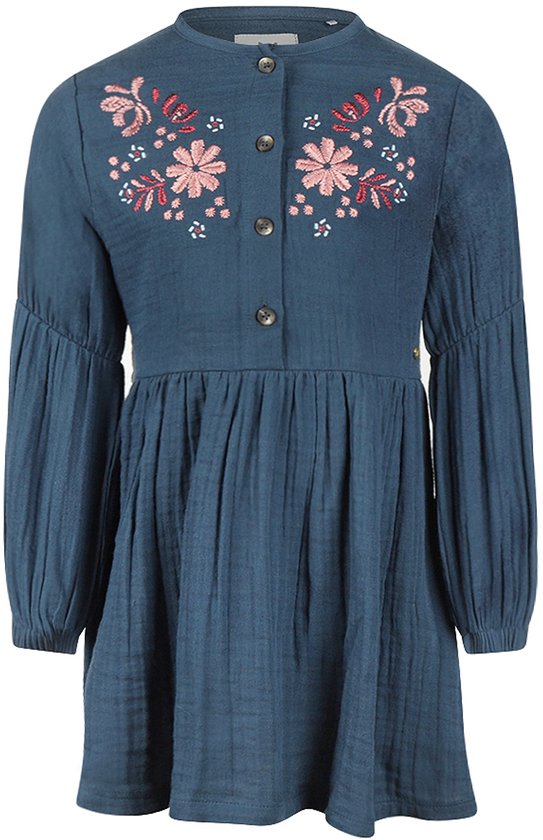Donkerblauwe jurk van Koko Noko met geborduurde bloemen op de borst, knoopjes en lange, gepofte mouwen.