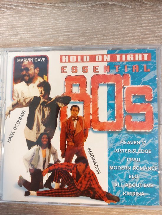 CD hoes met de titel 'Hold on Tight Essential 80's'. Bevat afbeeldingen van Marvin Gaye, Hazel O'Connor en andere artiesten.