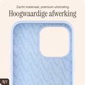 Close-up van de lichtblauwe telefoonhoes met een subtiel, golvend patroon aan de binnenkant.