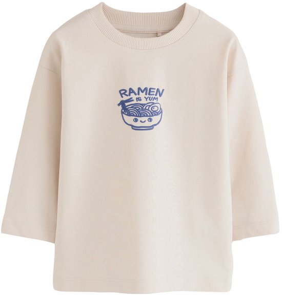 Crème T-shirt met een blauwe print van een kom ramen met de tekst 'RAMEN IS YUM'.