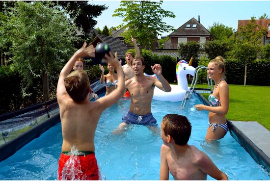 Groep vrienden spelen in een rechthoekig zwembad met een opblaasbare eenhoorn.
