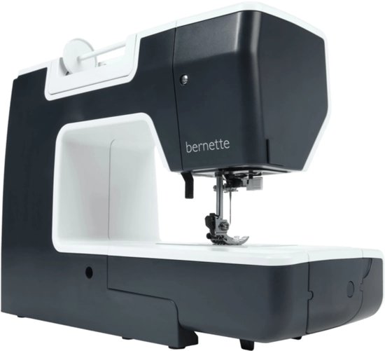 Tweekleurige Bernette naaimachine in donkergrijs en wit.