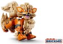 Gele LEGO Arcanine figuur met oranje strepen op de poten, staand.