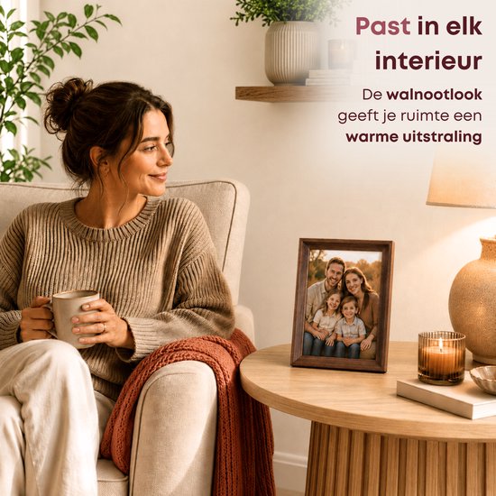 Bruine houten fotolijst met een gezin op een bijzettafel in een woonkamer met warme uitstraling.