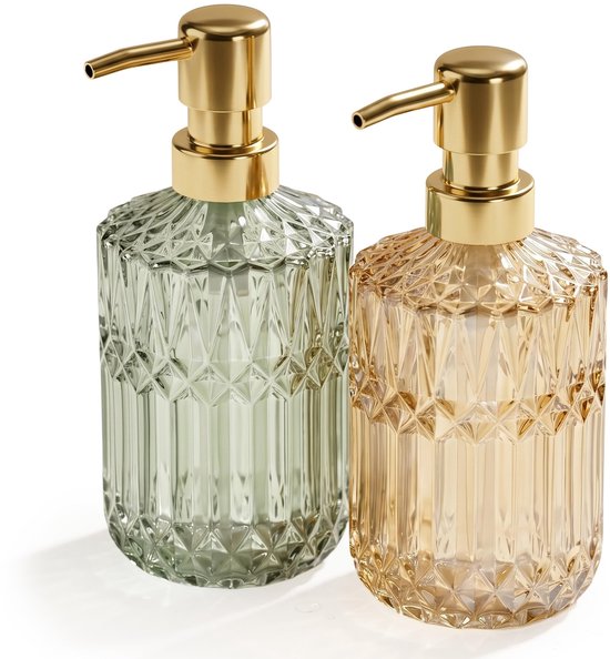 Ensemble de deux distributeurs de savon : un ambre et un vert, tous deux en verre avec pompes dorées.