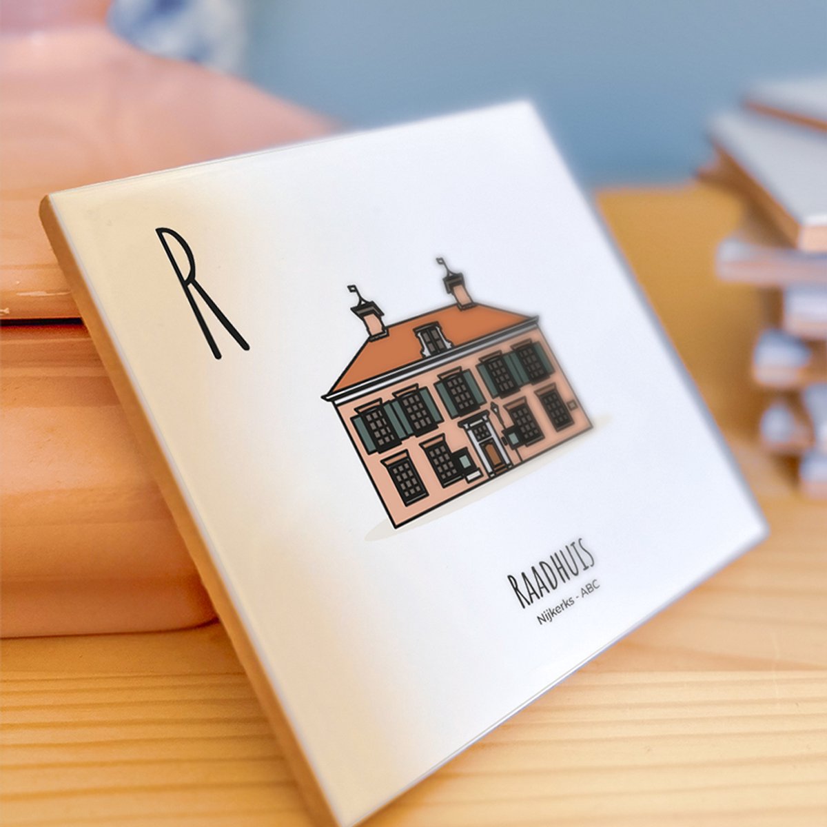 Raadhuis - ABC tegeltje Nijkerk - Keramiek met Handgetekende Illustratie - Wanddecoratie - Woondecoratie - Relatiegeschenk - Souvenir - 10,8 x 10,8 cm