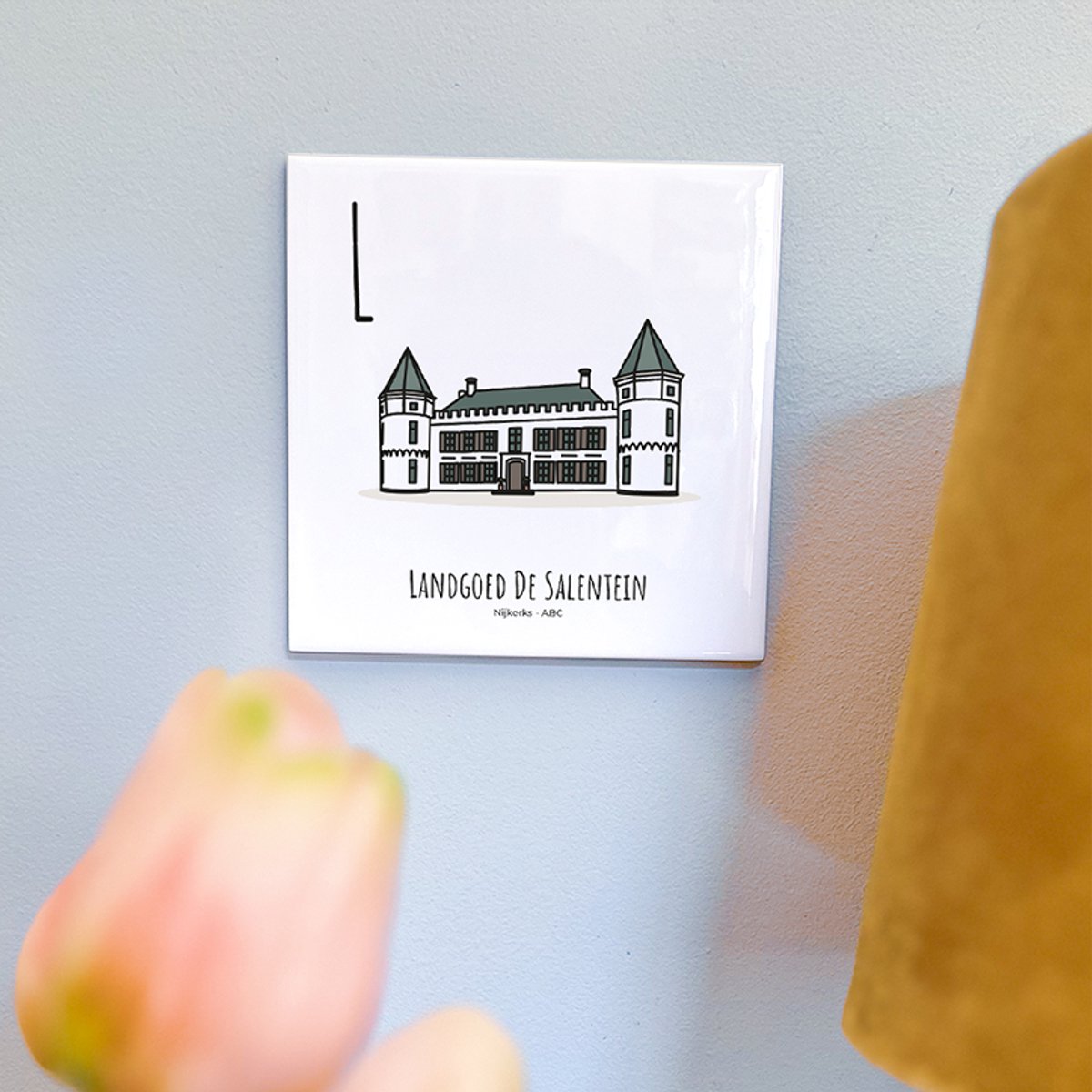 Landgoed De Salentein - ABC tegeltje Nijkerk - Keramiek met Handgetekende Illustratie - Wanddecoratie - Woondecoratie - Relatiegeschenk - Souvenir - 10,8 x 10,8 cm