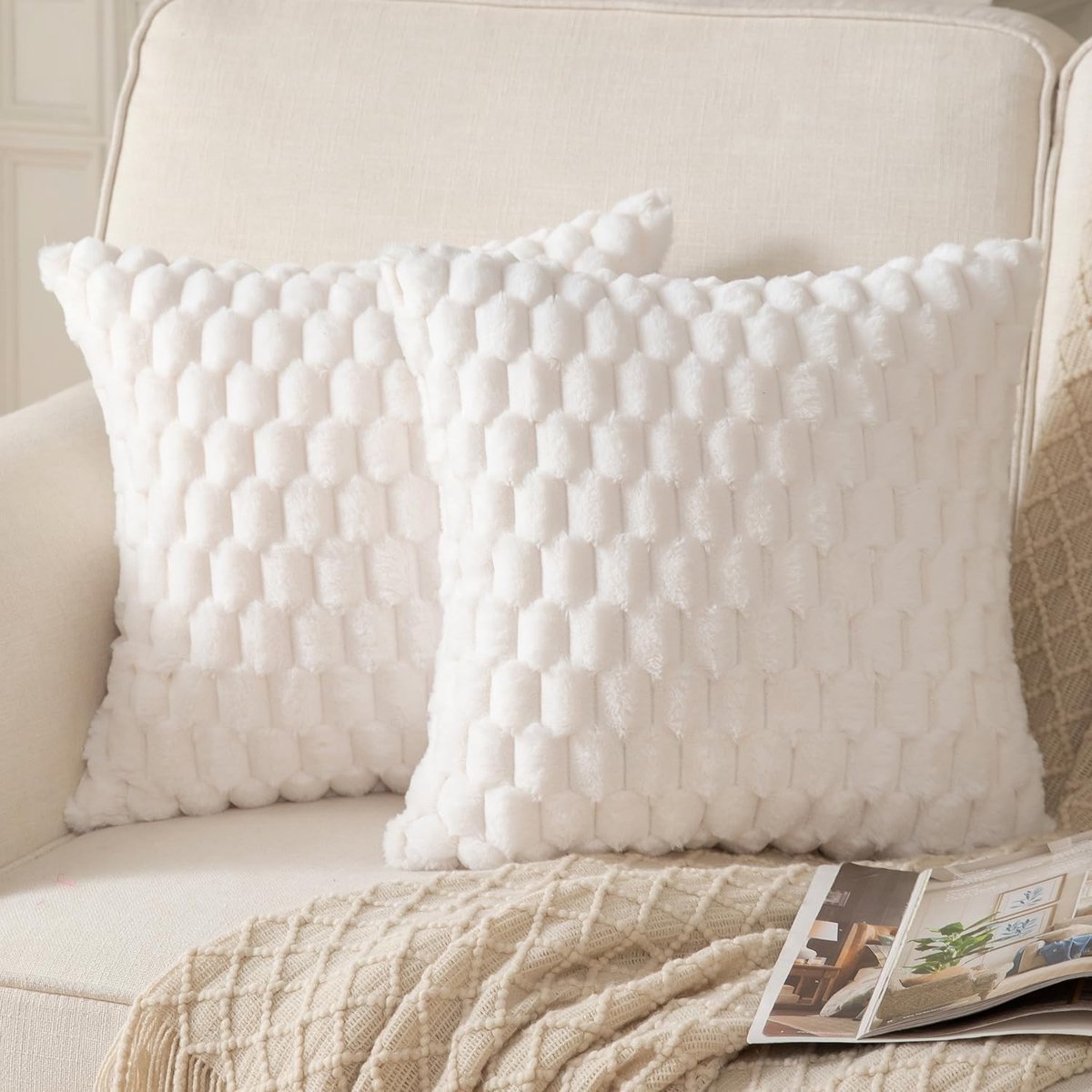 Omgoods - Set van 2 Crème Witte Fluffy Decoratieve Kussenhoezen 65 x 65 cm