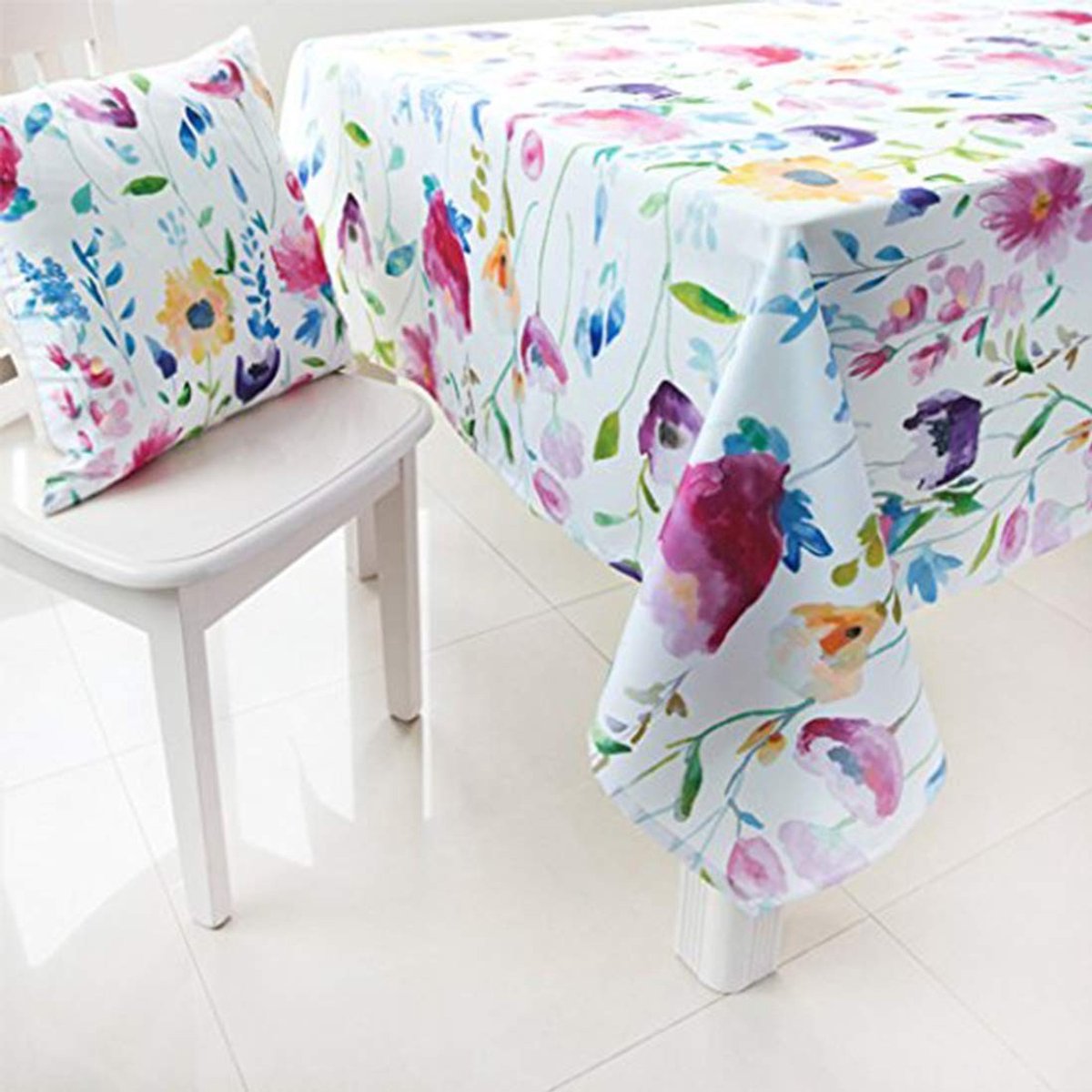 Omgoods - Wasbaar Oxford Tafelkleed 140 x 240 cm met Bloemen