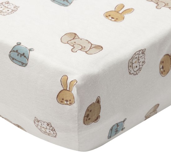 Detail van een wit hoeslaken met een print van beige en blauwe dierenkoppen: konijn, nijlpaard, leeuw, beer.