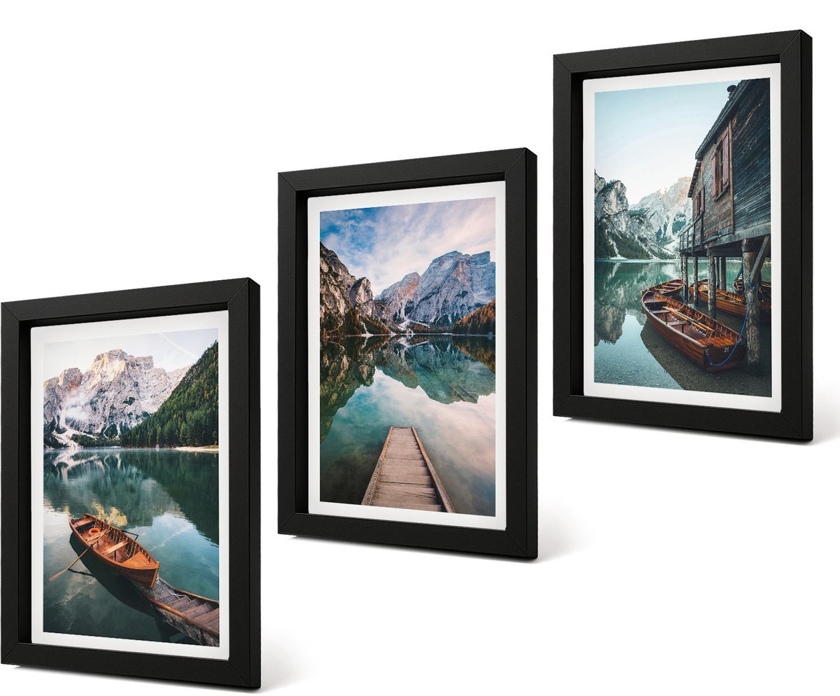 Coloray 4-Delige Schilderij Set - Een meer in de bergen met bootjes en een houten huisje. - 20 x 30 cm - Muurdecoratie - Wanddecoratie - Slaapkamer - Woonkamer Decoratie
