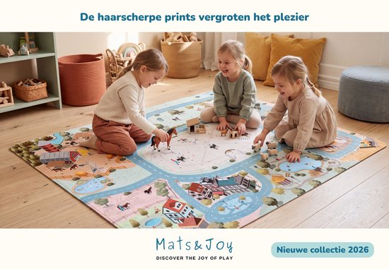 Drie lachende meisjes op een grote speelmat met paarden en boerderij, met scherpe prints.