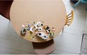 Une table avec des pièces LEGO, dont deux ensembles de construction de Dalmatiens, une perceuse et divers blocs.