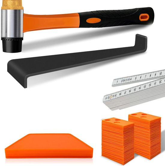 Oranje installatiegereedschap: hamer met rubberen kop, zwarte trekker, vouwmaat en oranje wiggen.