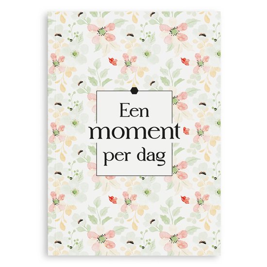Dagboek met bloemenprint in aquarelstijl en tekst 'Een moment per dag'.