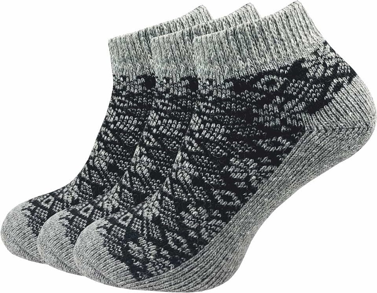 3 paar hoogwaardige damessneakers, wollen sokken, in "winterse" look, als zelfgebreid, dik en warm
