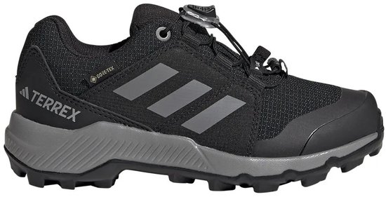 Zwarte wandelschoen voor kinderen met grijze zool, GORE-TEX logo, adidas Terrex logo en drie strepen.