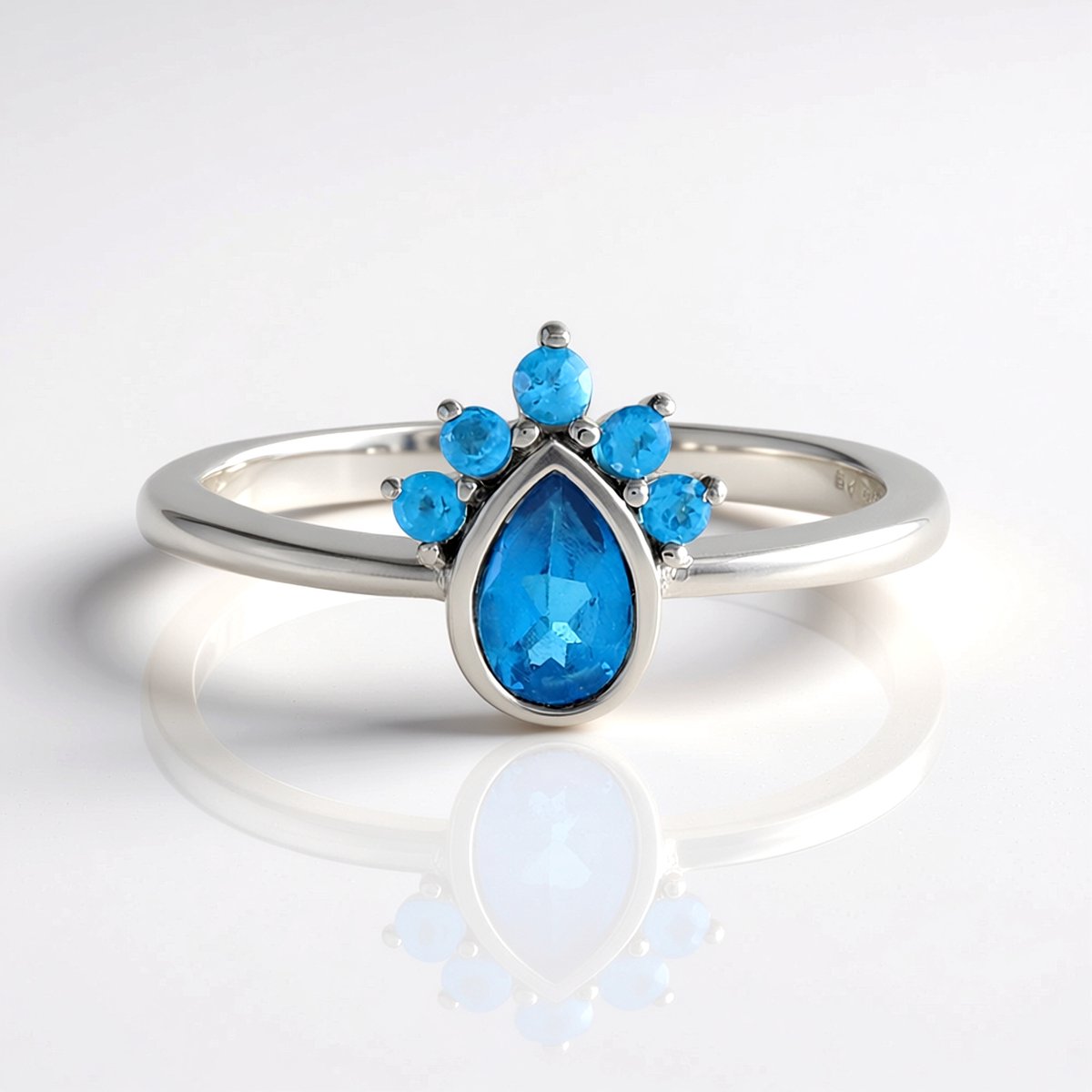 Cavill - Neon Blauwe Apatiet Ring - 925 Zilver met Platina Laagje - 0,37 ct - Peervormige Druppel - Bezel Zetting - Braziliaanse Edelsteen