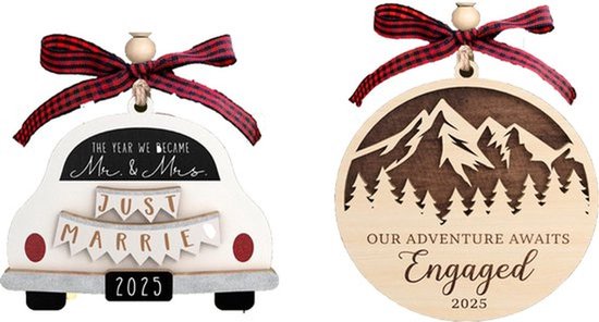 Wit auto-ornament met 'Just Married 2025' en een rond ornament met bergen. Beide met rode en zwarte ruitjesstrik.