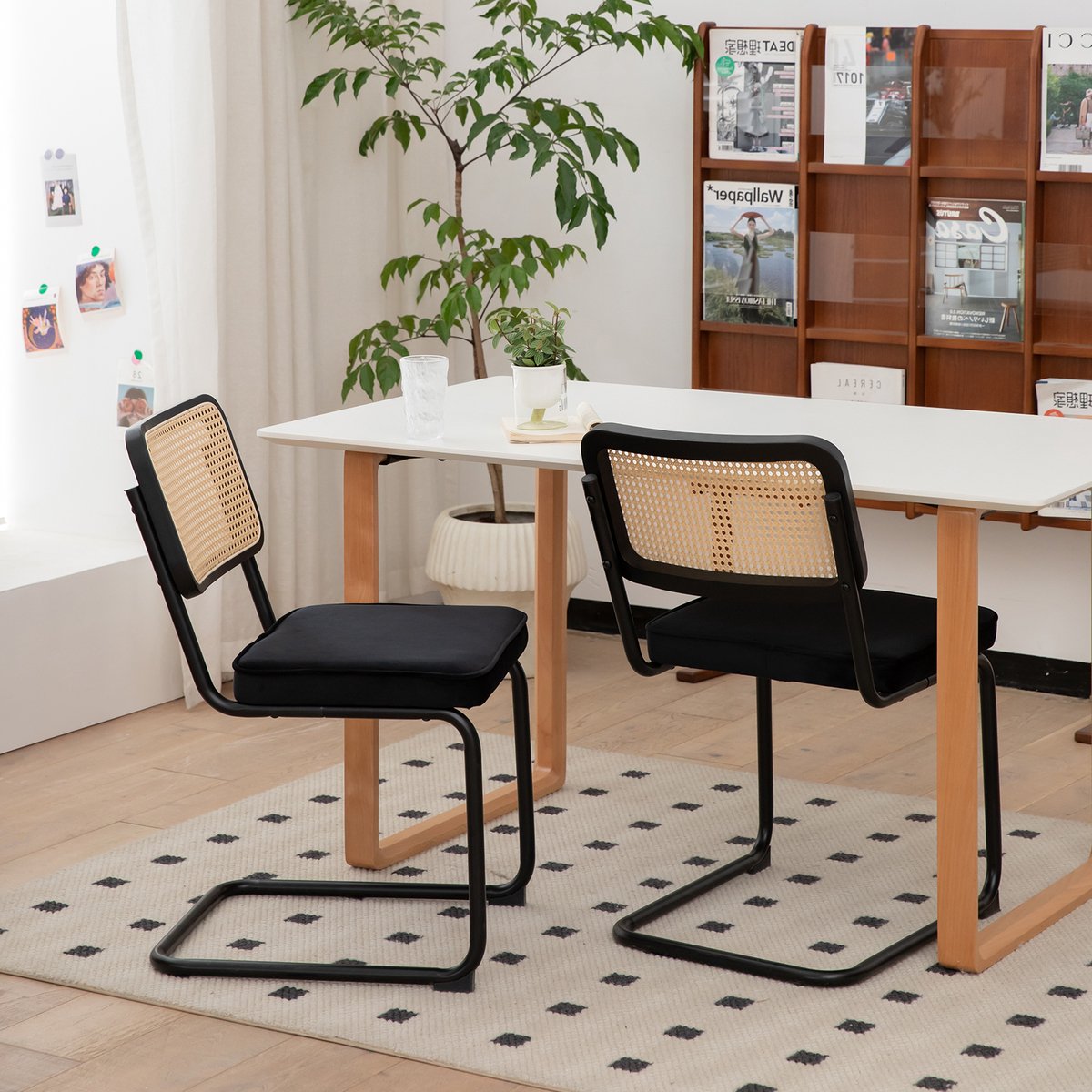 MEUNIQ eetkamerstoel set van 2, zwarte velvet stoel met rotan rugleuning en chroomkleurig buisframe, stapelbaar voor eetkamer, keuken en woonkamer Black