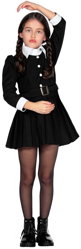 Meisje in een zwart Wednesday Addams kostuum met witte kraag en manchetten, met gevlochten haar en zwarte panty.