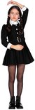 Meisje in een zwart Wednesday Addams kostuum met witte kraag en manchetten, met gevlochten haar en zwarte panty.