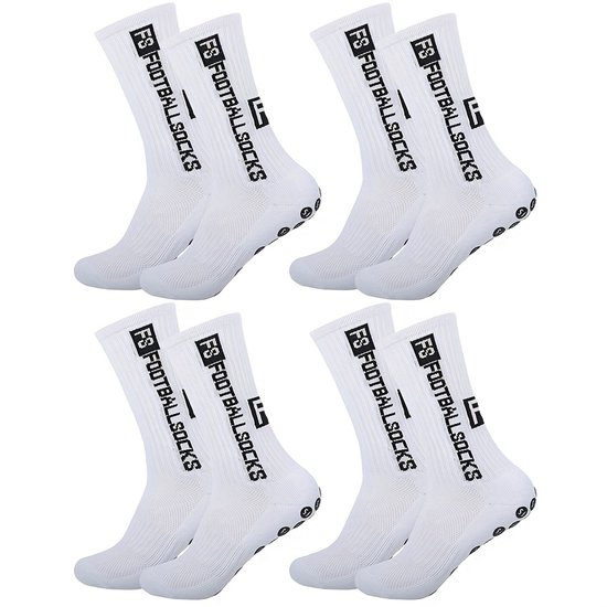 Vier paar witte sportsokken met zwart 'FS FOOTBALL SOCKS' logo en grip pads op de zool.