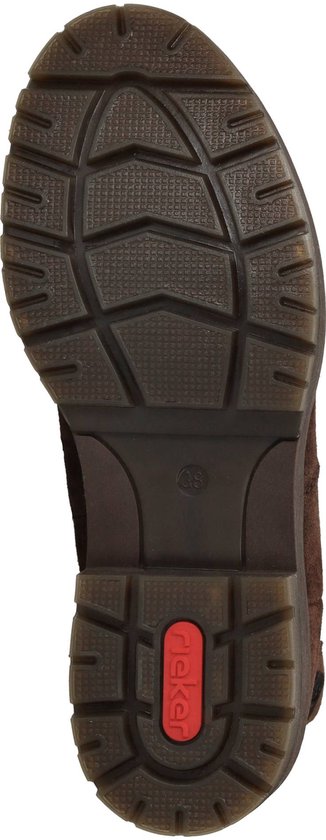 Onderkant van een bruine suède Rieker chelsea boot met een grof profiel en rode Rieker-details.