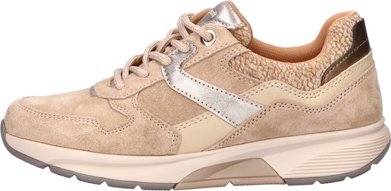 Lichtbruine suède sneaker met veters, zilveren detail en teddy-achtige voering.