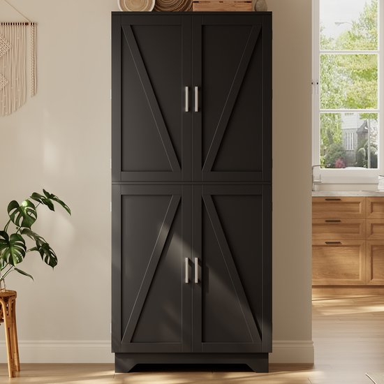 Zwarte keukenkast met open deuren, met houten planken en wijnrek.