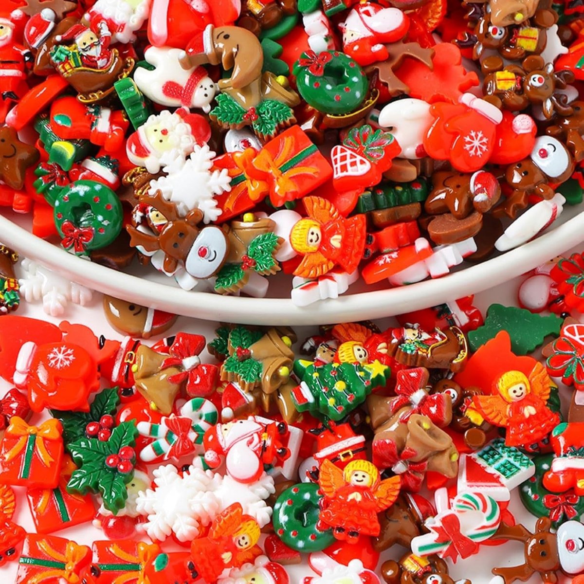 100 Stuks Kerst Charms van Hars, Platte Decoraties voor DIY Knutselprojecten, Scrapbooking en Versieringen met Sneeuwvlokken