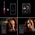 Rode Dyson Airwrap met gouden details en blauw Bluetooth-symbool. Close-up van app-schermen voor styling en haartype.
