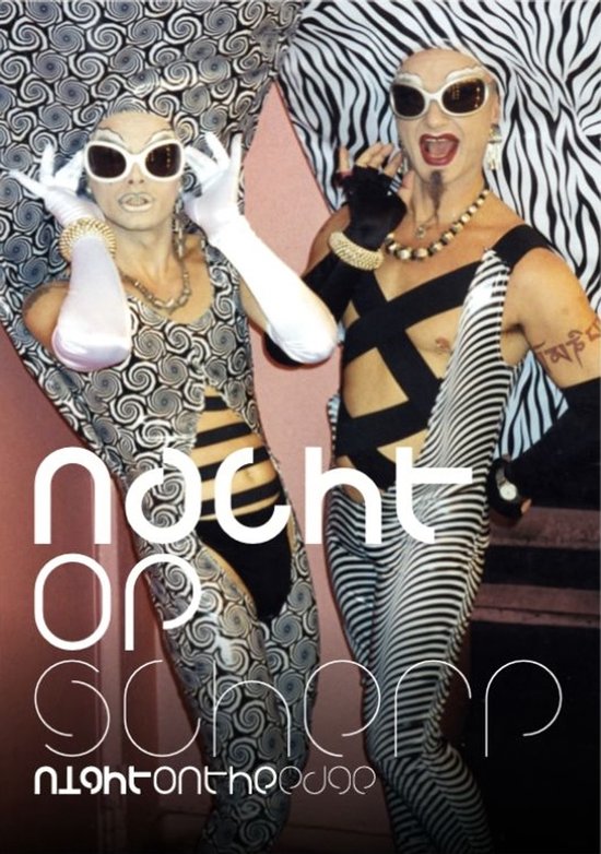 Twee personen in opvallende, abstract gedessineerde outfits en zonnebrillen, met tekst "nacht on scherp".