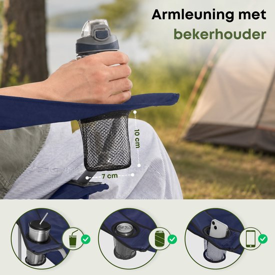 Close-up van een blauwe campingstoel met bekerhouder en armleuning, met een fles en telefoon.