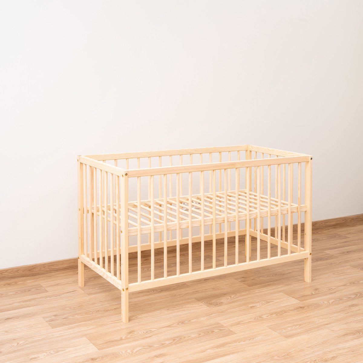 Need Sleep - Vera - Ledikant 60x120 cm - Babybedje met Lattenbodem - Verstelbare Hoogte - Gelakt met Watergedragen Lak - Naturel