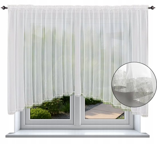 Witte voile vitrage in boogmodel, afgewerkt met een rand van glinsterende strass-steentjes.