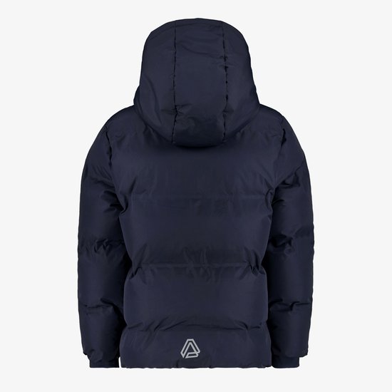 Achterkant van een donkerblauwe winterjas met capuchon en reflecterend logo.